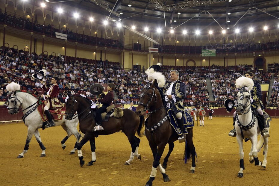 O toureiro/cavaleiro tauromáquico João Augusto Moura com os seus três filhos na arena