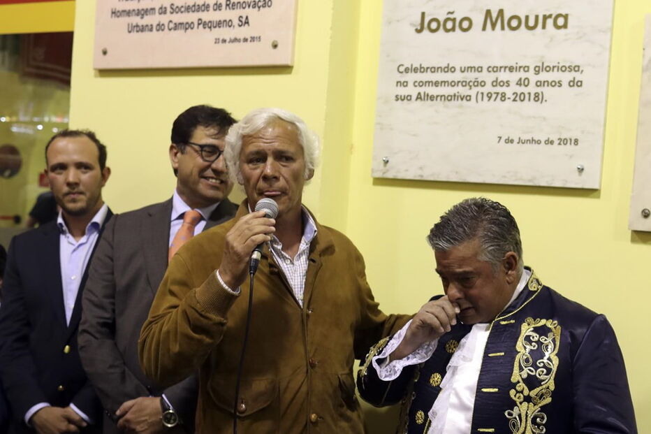 O cavaleiro emocionou-se durante quando tocou uma música em sua homenagem