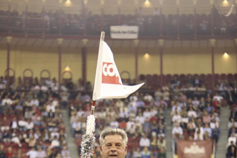 João Moura a segurar a bandeira do CM