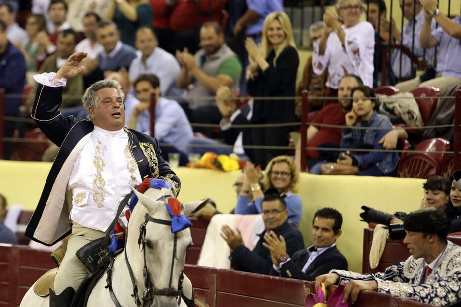 O toureiro a acenar ao público