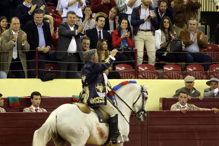 O toureiro a acenar ao público
