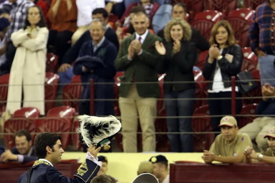 Dois dos filhos de João Moura na arena a acenar ao público
