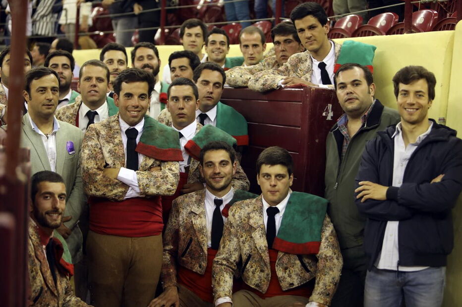 O ator Rui Porto Nunes a pousar com o grupo de forcados