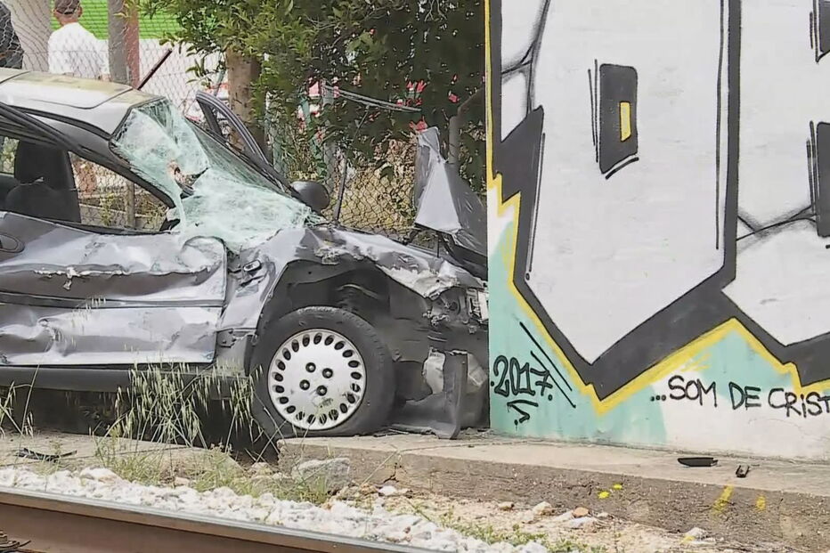 Comboio abalroa carro e faz um ferido em Portimão