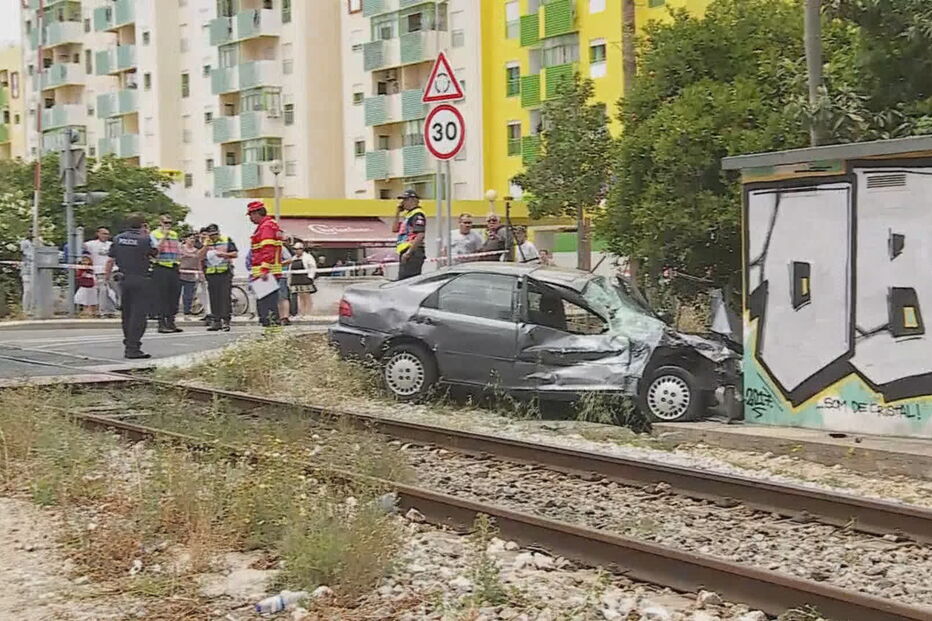 Comboio abalroa carro e faz um ferido em Portimão