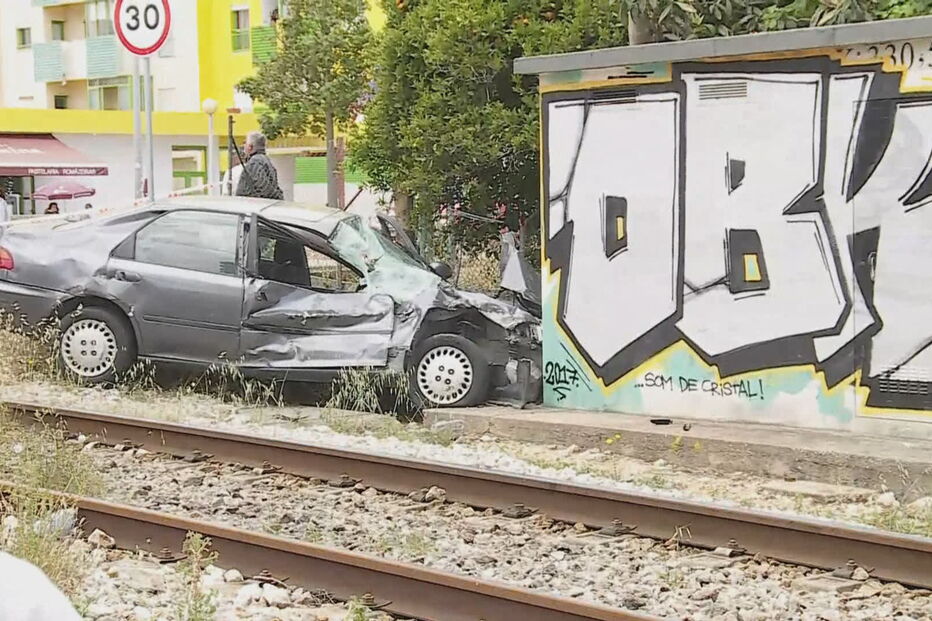 Comboio abalroa carro e faz um ferido em Portimão
