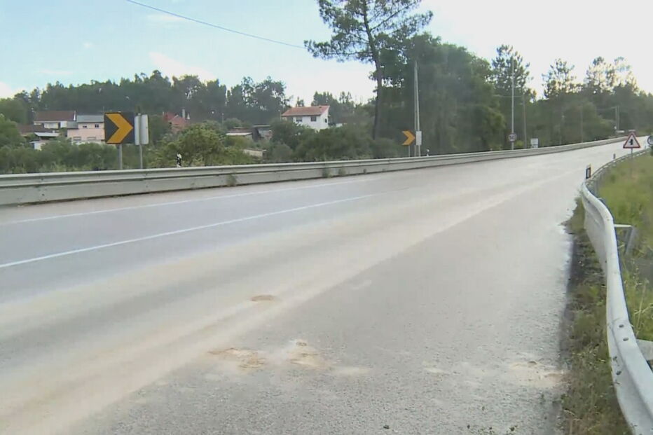 Colisão entre veículo ligeiro e pesado no IC8 em Leiria