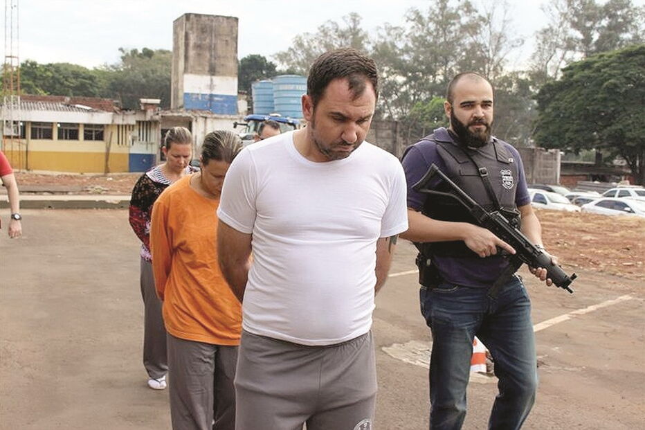 Alexandre Bombachini, homicida, seguido pela cúmplice, empregada da vítima, que fez os disparos