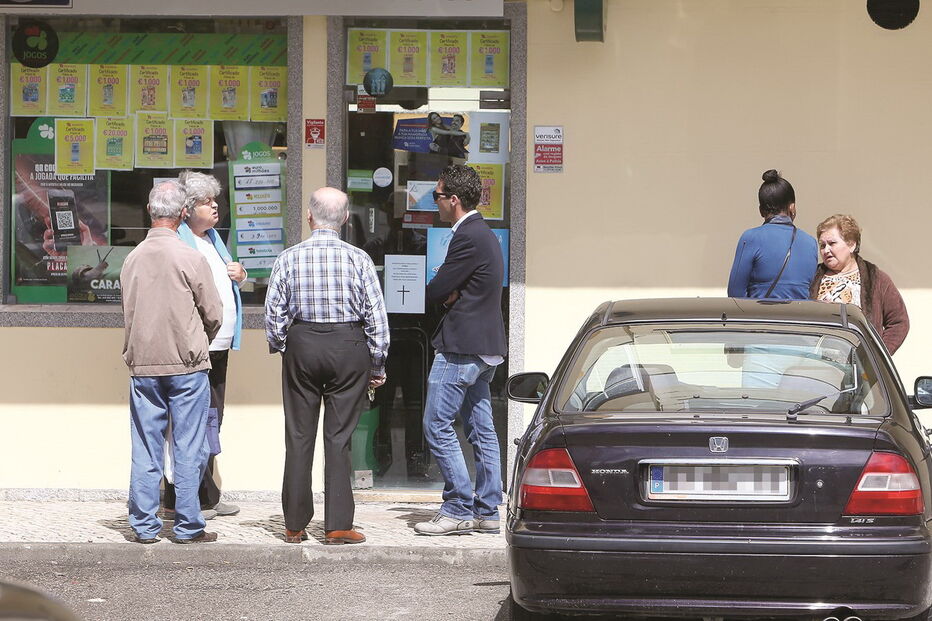 Vizinhos que testemunharam momentos de aflição após o crime concentraram-se à porta do café Anita, na Cova da Piedade