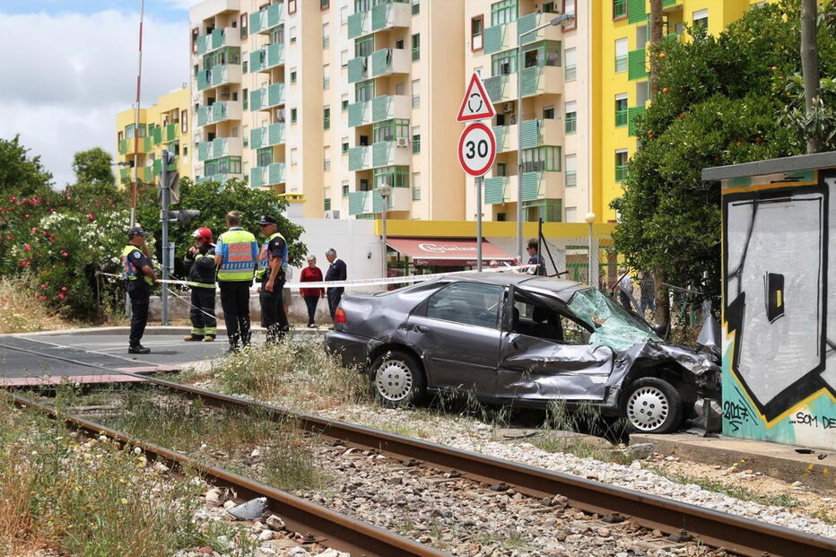 Carro foi abalroado por comboio em passagem de nível equipada com cancelas automáticas e alarme sonoro e luminoso 