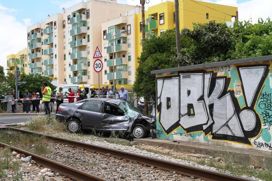 Carro foi abalroado por comboio em passagem de nível equipada com cancelas automáticas e alarme sonoro e luminoso 