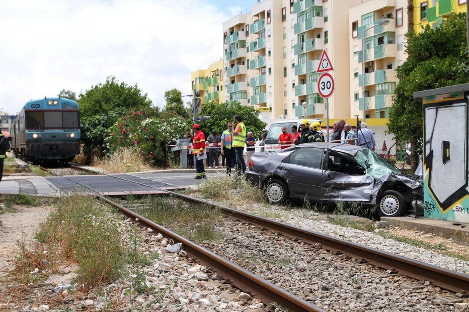 Carro foi abalroado por comboio em passagem de nível equipada com cancelas automáticas e alarme sonoro e luminoso 