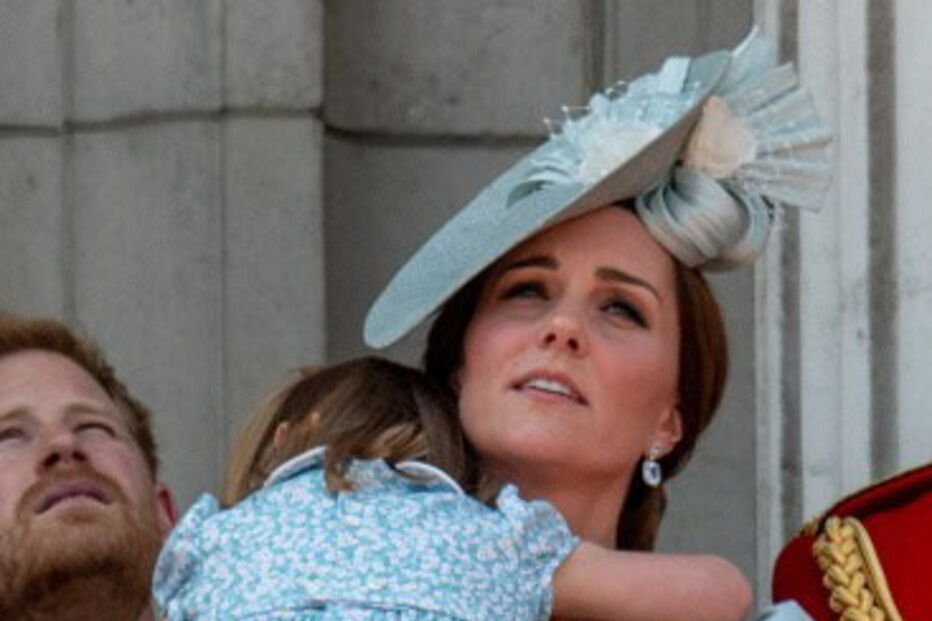 Princesa Charlotte cai em evento oficial e é 'apanhada' pela mãe