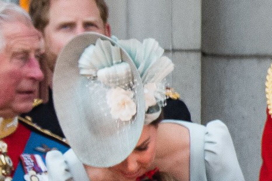 Princesa Charlotte cai em evento oficial e é 'apanhada' pela mãe