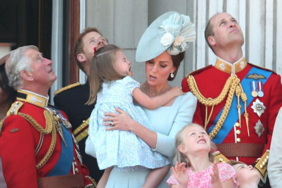 Princesa Charlotte cai em evento oficial e é 'apanhada' pela mãe
