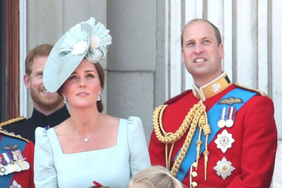 Princesa Charlotte cai em evento oficial e é 'apanhada' pela mãe