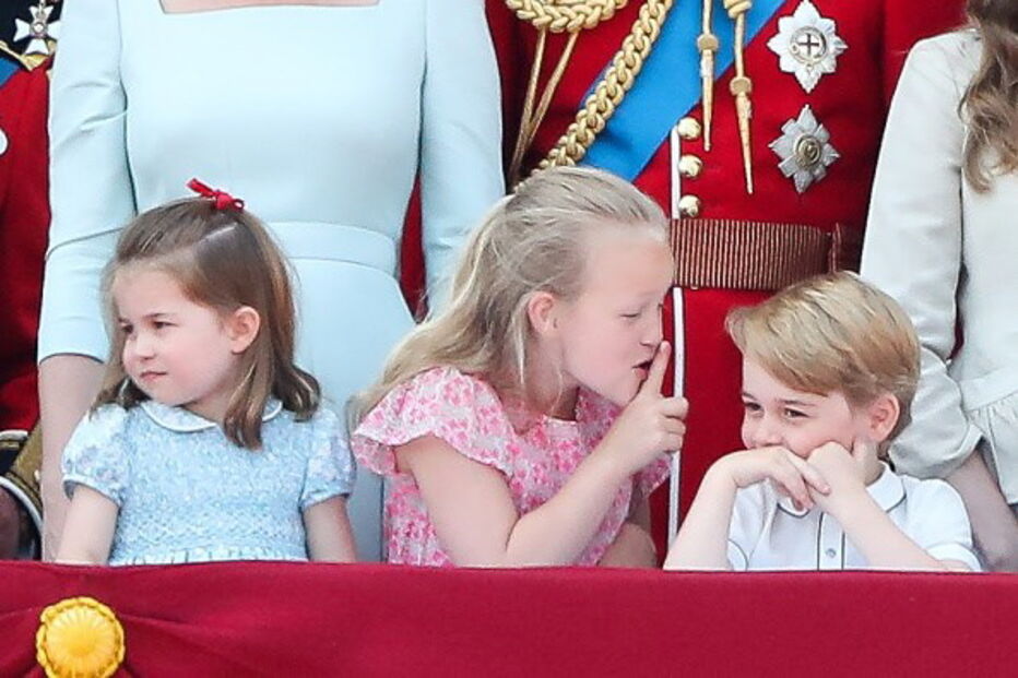 Princesa Charlotte cai em evento oficial e é 'apanhada' pela mãe