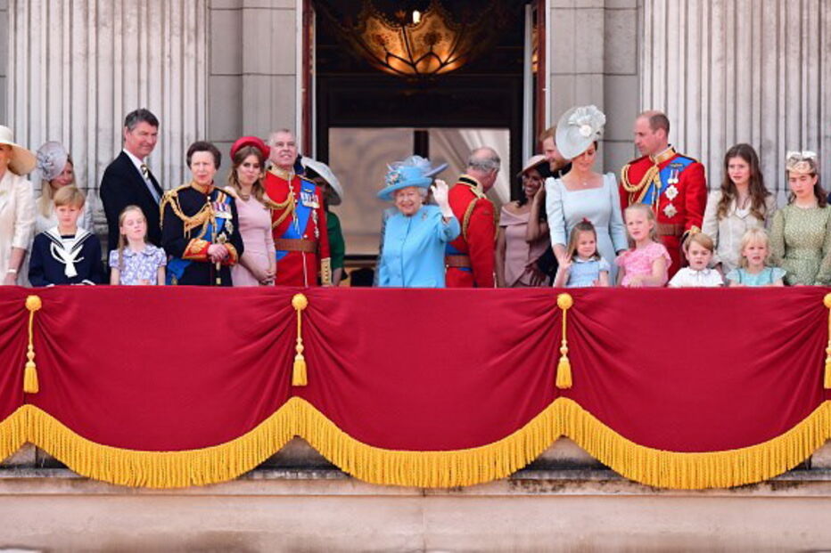 Princesa Charlotte cai em evento oficial e é 'apanhada' pela mãe
