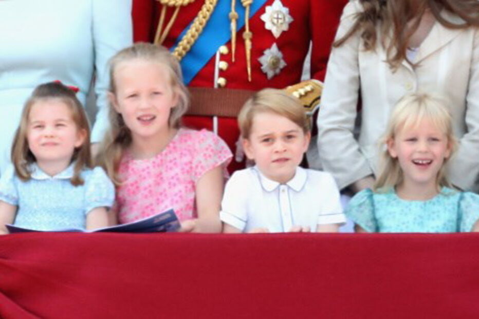 Princesa Charlotte cai em evento oficial e é 'apanhada' pela mãe