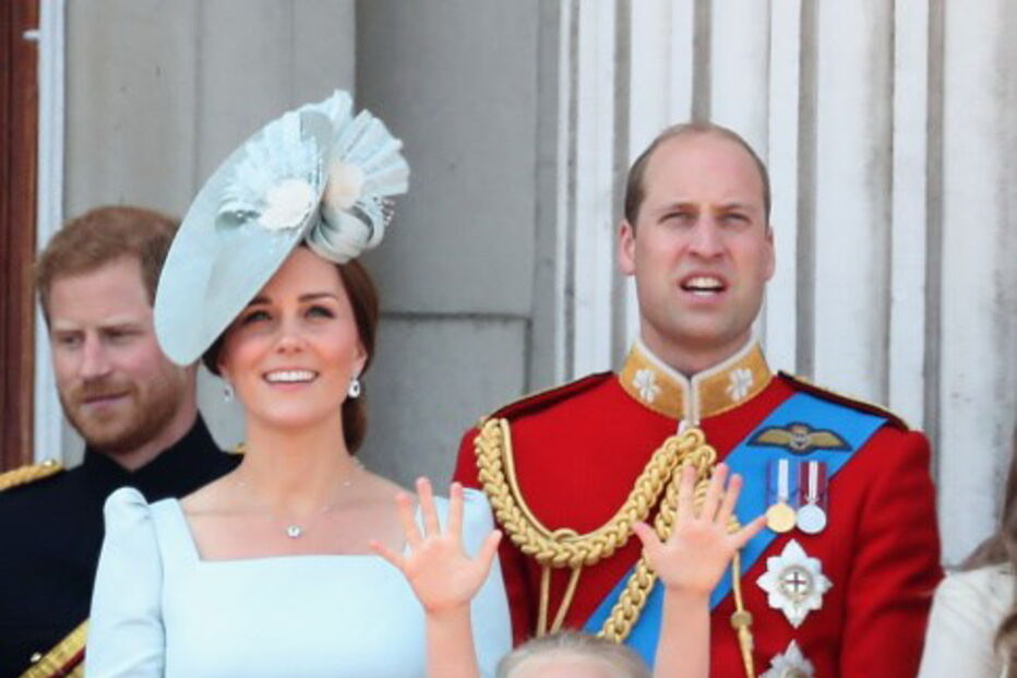 Princesa Charlotte cai em evento oficial e é 'apanhada' pela mãe