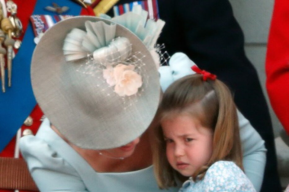 Princesa Charlotte cai em evento oficial e é 'apanhada' pela mãe