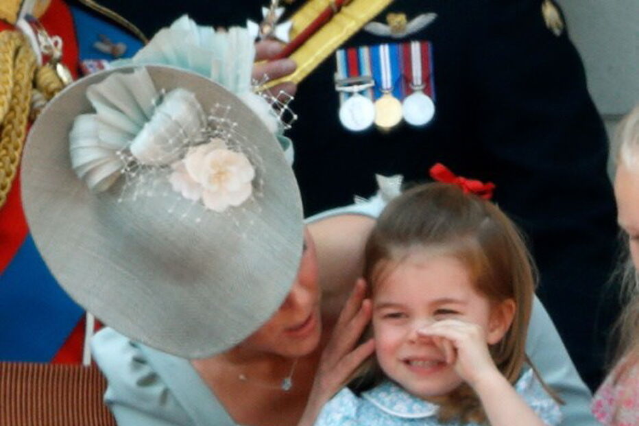 Princesa Charlotte cai em evento oficial e é 'apanhada' pela mãe
