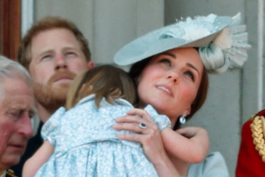 Princesa Charlotte cai em evento oficial e é 'apanhada' pela mãe