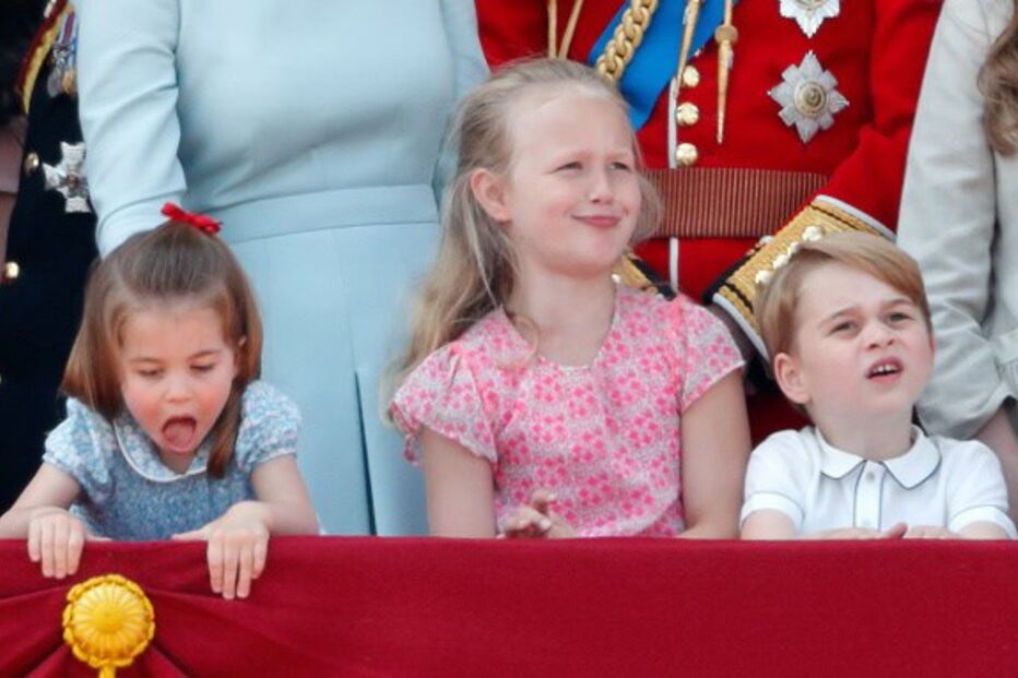 Princesa Charlotte cai em evento oficial e é 'apanhada' pela mãe