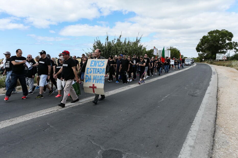 Cerca de 100 pessoas em protesto na EN125 contra degradação da via