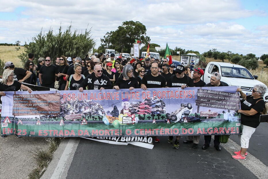 Cerca de 100 pessoas em protesto na EN125 contra degradação da via