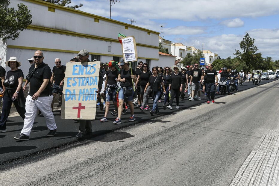 Cerca de 100 pessoas em protesto na EN125 contra degradação da via