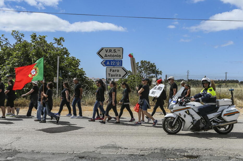 Cerca de 100 pessoas em protesto na EN125 contra degradação da via