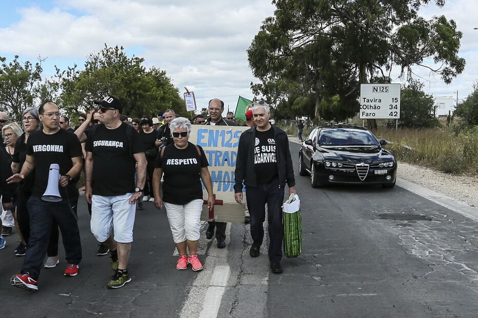 Cerca de 100 pessoas em protesto na EN125 contra degradação da via