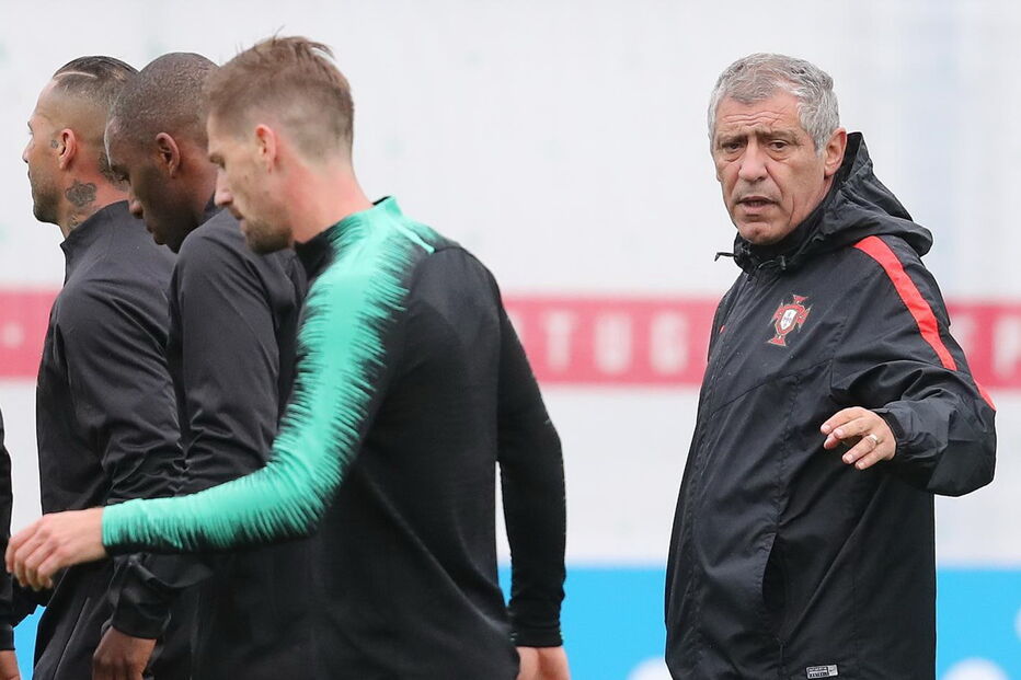 Fernando Santos e a equipa no primeiro treino na Rússia