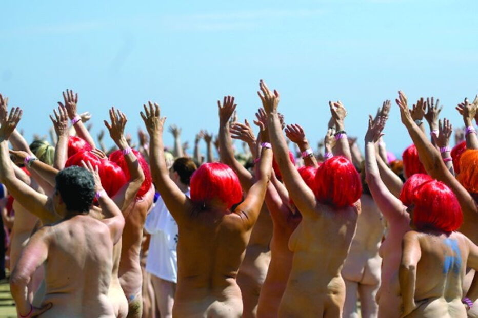 2505 mulheres foram ao banho nuas