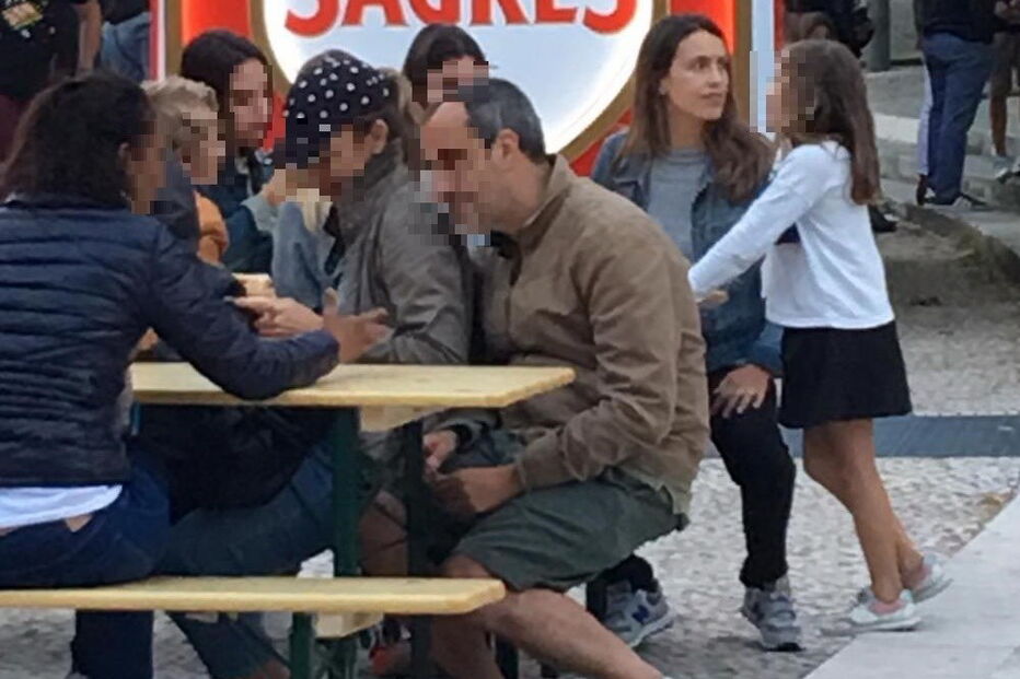 Joana Ornelas com a filha mais velha num arraial em Lisboa