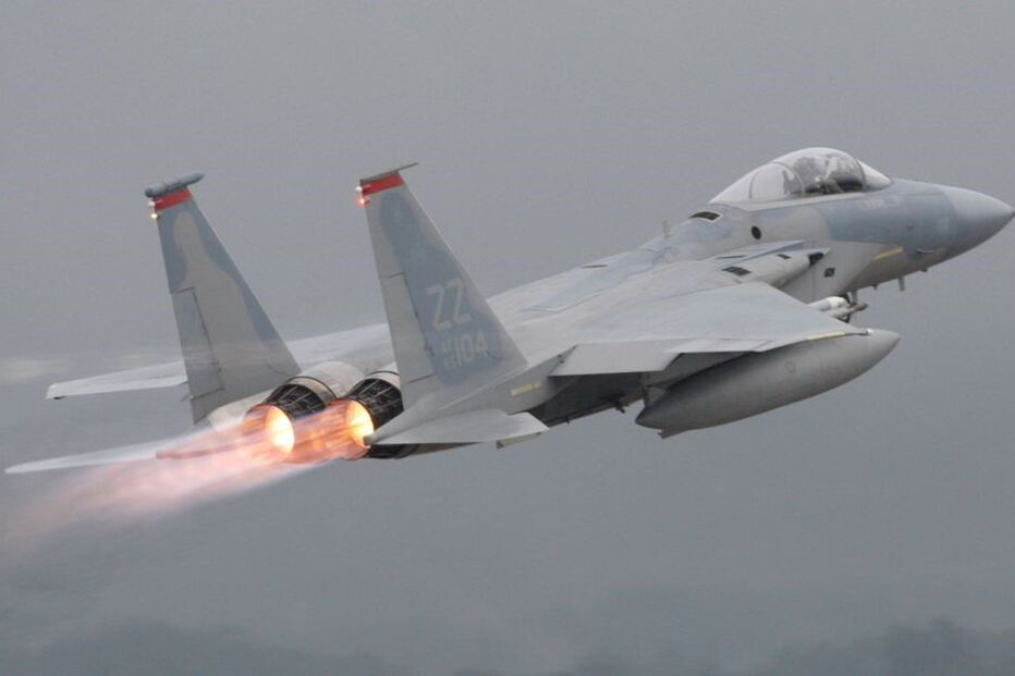 F-15 das forças militares norte-americanas baseadas em Okinawa, no Japão