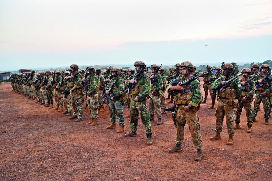 Paraquedistas formados a ouvir a mensagem do Chefe do Estado-Maior-General das Forças Armadas  