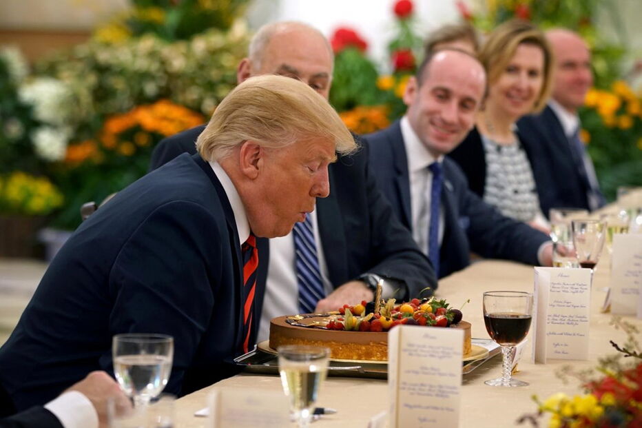 Donald Trump apaga as velas de bolo de aniversário oferecido em Singapura