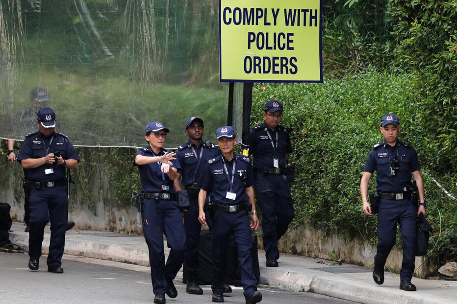 Polícia no Capella Hotel, onde vai decorrer o encontro entre Donald Trump e Kim Jong-un, em Singapura