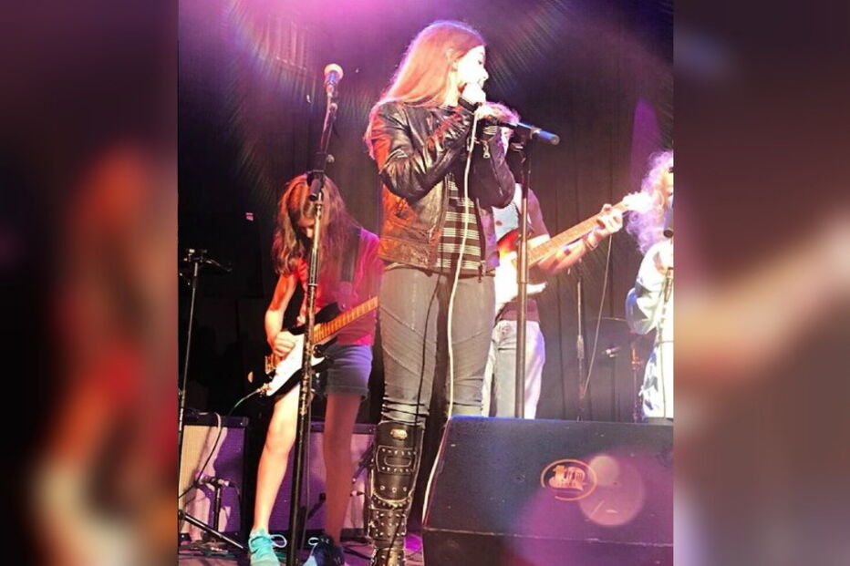 Ariane, filha de Anthony Bourdain, em palco