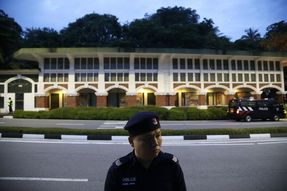 Polícia vigia o Capella Hotel, onde vai decorrer o encontro entre Donald Trump e Kim Jong-un, em Singapura