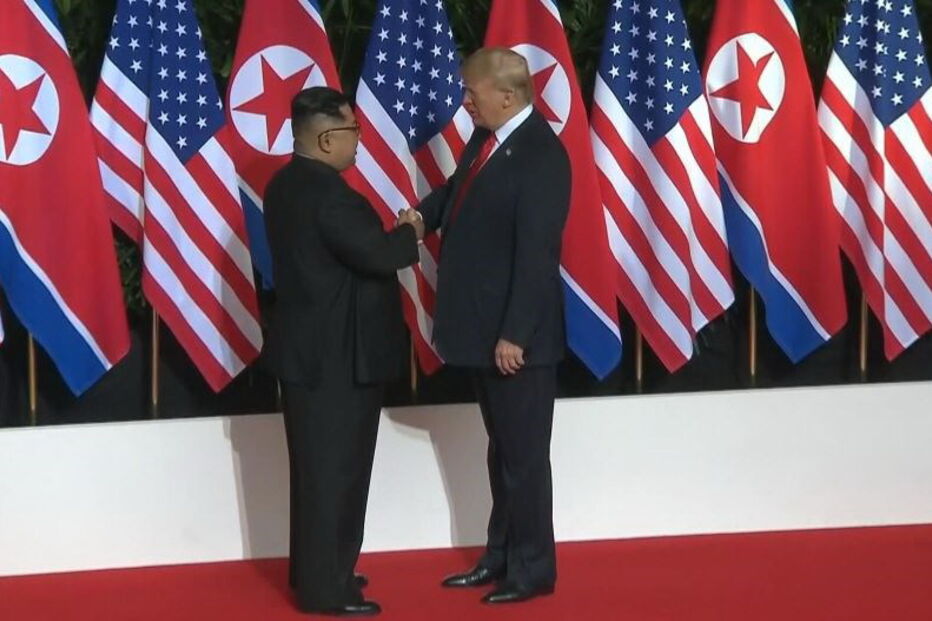Kim Jong-un e Donald Trump cumprimentam-se em Singapura