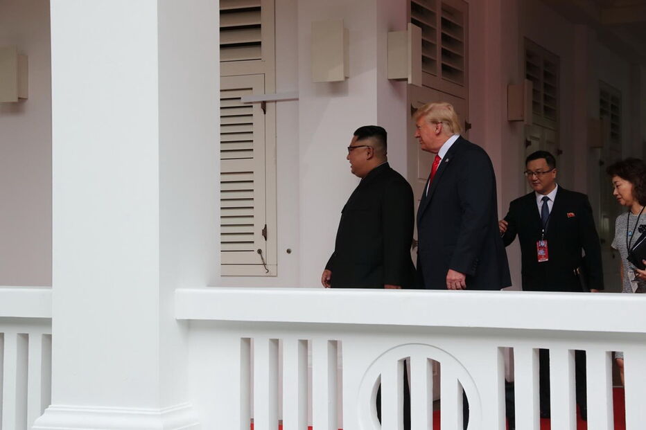 Kim Jong-un e Donald Trump cumprimentam-se em Singapura