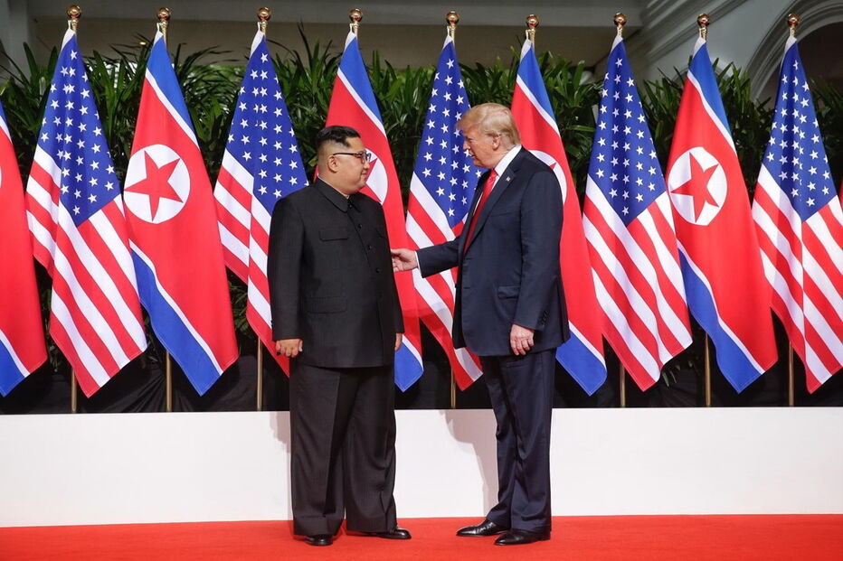 Trump cumprimenta Kim Jong-un em Singapura