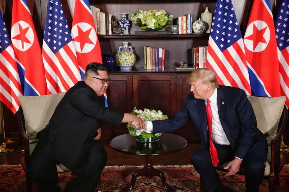 Trump cumprimenta Kim Jong-un em Singapura