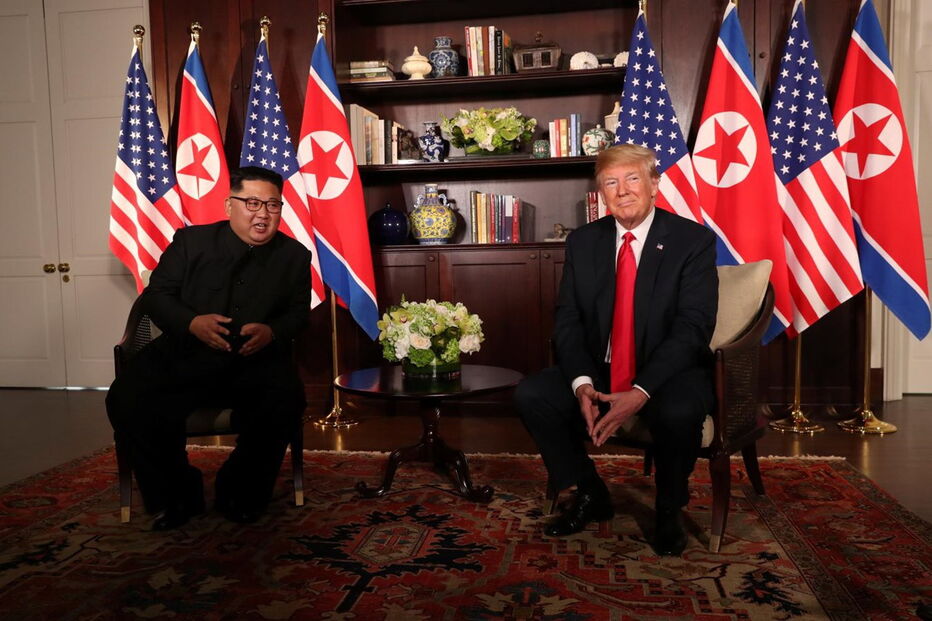 Trump cumprimenta Kim Jong-un em Singapura