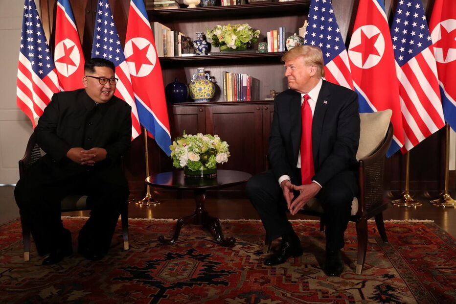 Trump cumprimenta Kim Jong-un em Singapura