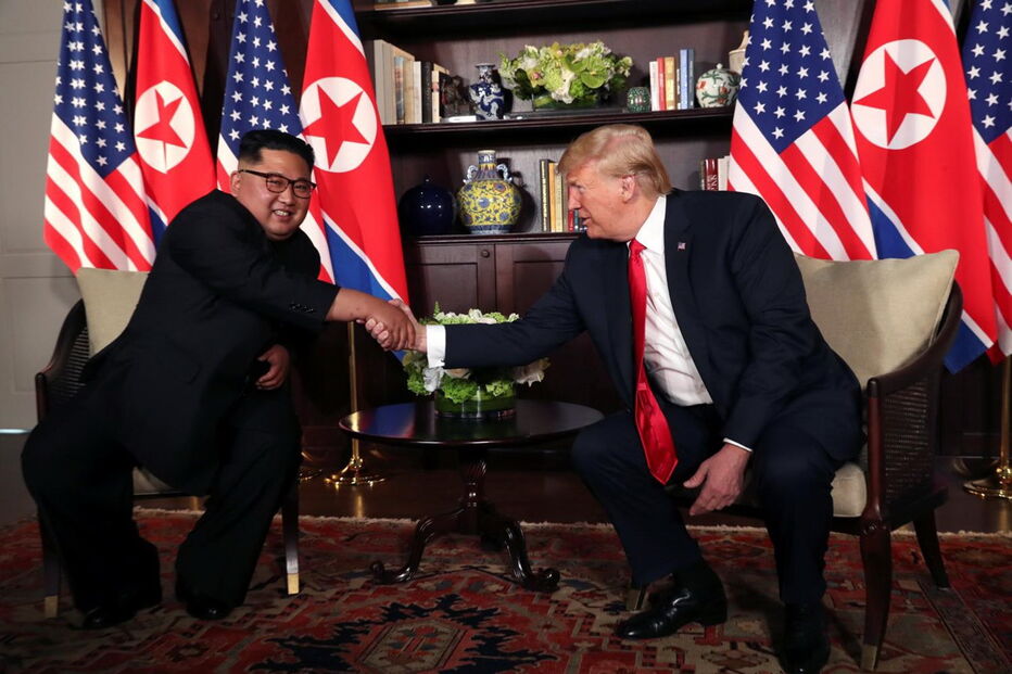 Trump cumprimenta Kim Jong-un em Singapura