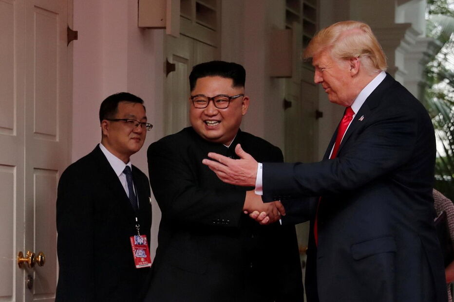 Trump cumprimenta Kim Jong-un em Singapura